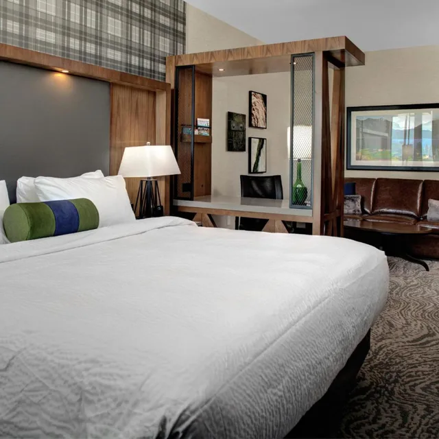 جناح بسرير كوين مع أريكة، Springhill Suites Bozeman 2/6