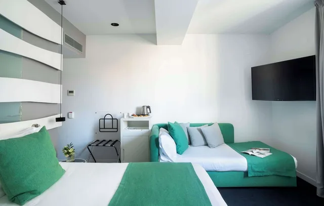 Deluxe, 1 Queen and 1 Single Bed, with Extra Bed, Allegro Barcelona 2/5