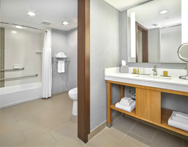 غرفة بسريرين كوين لذوي الإعاقة، DoubleTree by Hilton Edmonton Downtown 2/2