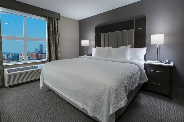 جناح بسرير كينج بغرفة نوم واحدة مع أريكة، TownePlace Suites Boston Logan Airport/Chelsea 2/8