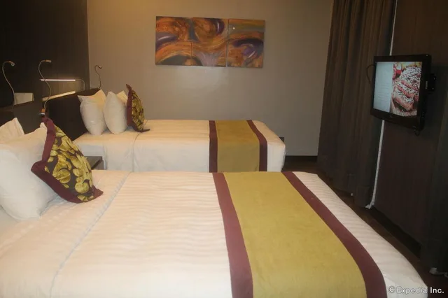 Room, Twin Beds, City View, F1 Hotel Manila BGC 1/4