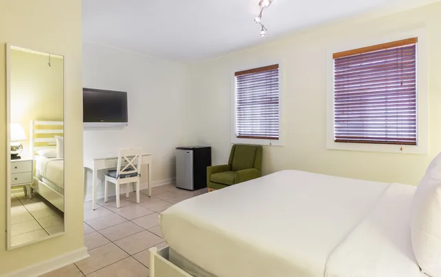 Southernmost, Deluxe, King Bed، The Southernmost Inn - Adult Only 1/5