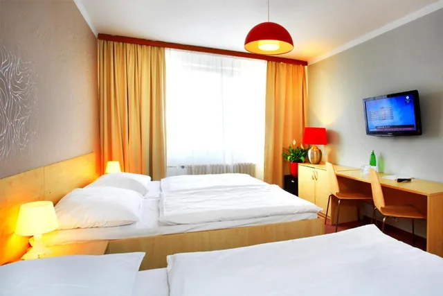 غرفة ثلاثية بسرير فردي، Hotel Charles Central 2/10