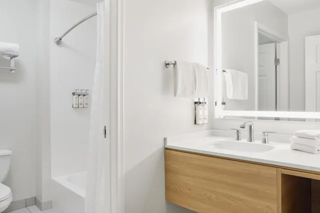 جناح استوديو بسرير كوين مع أريكة، Staybridge Suites Peoria Downtown 2/2