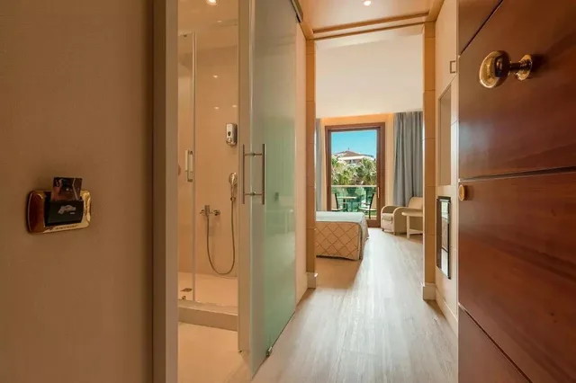 غرفة بسرير مزدوج بإطلالة على الحديقة بشرفة، Smy Carlos V Wellness & Spa Alghero 5/6