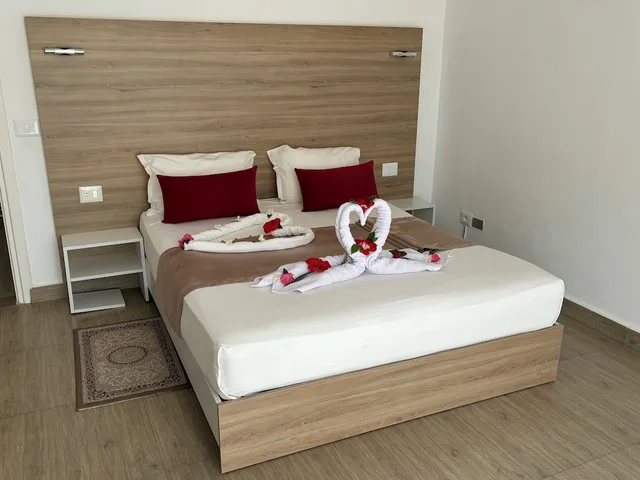 Family Suite, 1 Double and 3 Single Beds, Sea View، Al Baraka 7/10