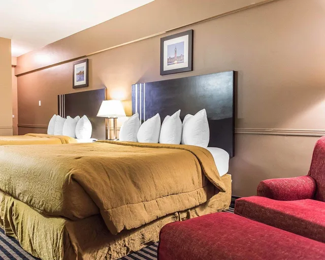 Standard, 2 Queen Beds, Econo Lodge Downtown Ottawa 2/2