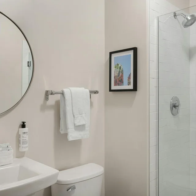 Cozy, Studio, Queen Bed, No View, Accessible, Found Hotel Chicago River North 4/5