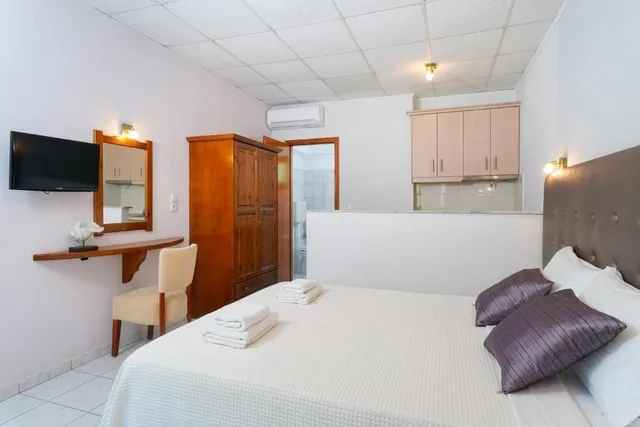 غرفة سوبيريور بسرير مزدوج وسرير فردي بإطلالة على الحديقة، Kamelia Hotel 1/5