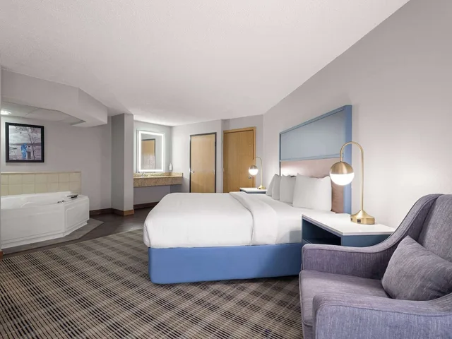 جناح ديلوكس بسرير كينج، AmericInn by Wyndham Shakopee Near Canterbury Park 5/10