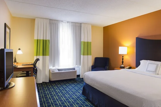 غرفة بسرير كينج لذوي الإعاقة، Fairfield Inn Evansville East 3/7