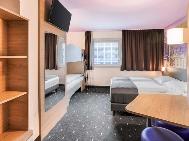 غرفة رباعية بسرير كوين وسرير بطابقين، B&B Stuttgart Vaihingen 2/4