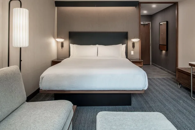 غرفة قياسية بسرير كينج مع أريكة، Courtyard by Marriott Olympia 1/3