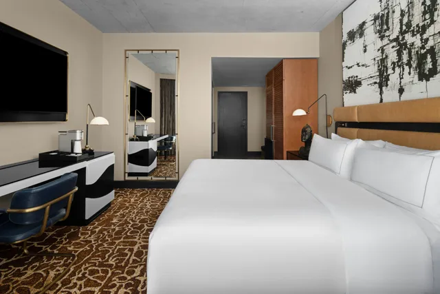 غرفة بسرير كينج بإطلالة على المدينة لذوي الإعاقة، Hotel Fraye Nashville Midtown, Curio Collection by Hilton 3/4