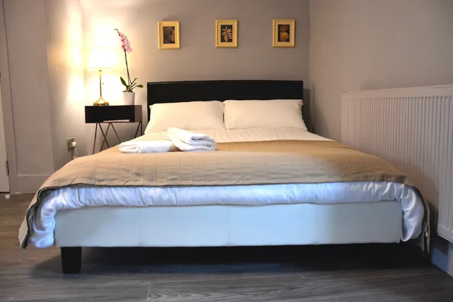 غرفة بسرير مزدوج بحمام خاص، Monopoly Accommodations 1/4