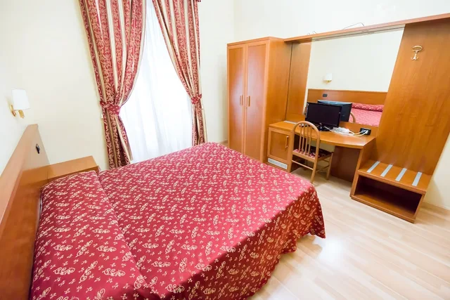 Room, Queen Bed, Shared Bathroom, Funny Palace Hostel 2/7