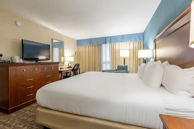 غرفة بسرير كينج في طابق مرتفع، Pear Tree Inn St Louis Near Union Station 1/7