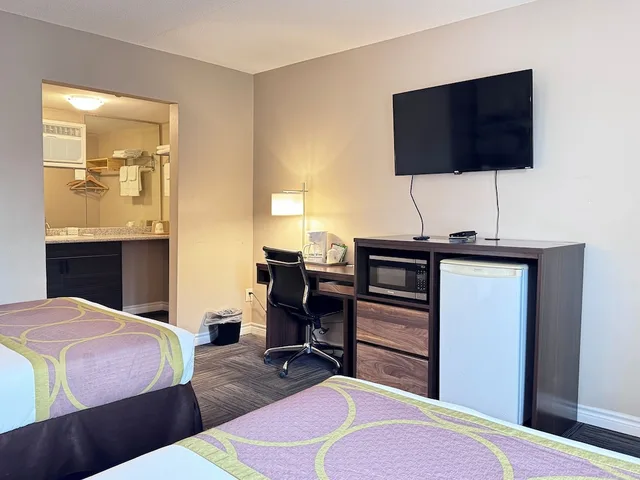 غرفة بزنس بسريرين مزدوجين، Super 8 By Wyndham Guelph 3/4