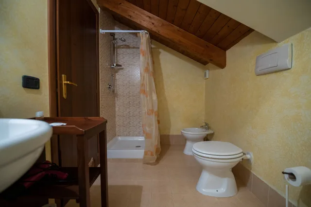 غرفة رباعية بسرير كوين وسريرين منفصلين لذوي الإعاقة، Agriturismo San Basilio 6/9