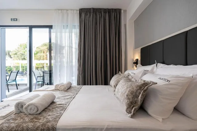 غرفة بسرير مزدوج بإطلالة على المسبح، Avaton Luxury Resort and Spa 3/4