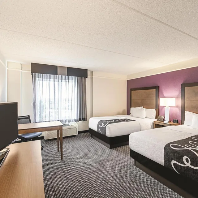 غرفة بسريرين مزدوجين بحوض استحمام لذوي الإعاقة، La Quinta Inn & Suites by Wyndham Austin Airport 2/5