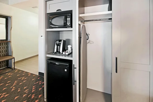 غرفة قياسية بسرير فردي، Holiday Inn & Suites Calgary Airport North 7/7