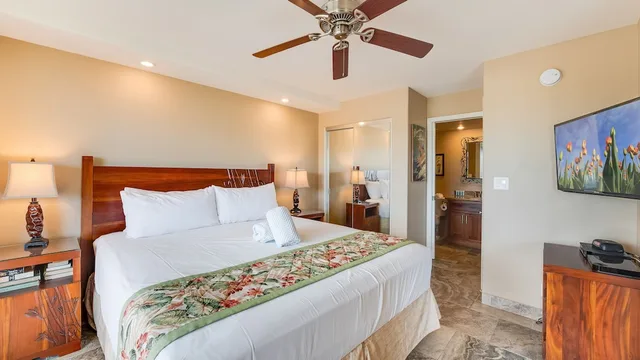 شقة سكنية بسرير كوين بغرفة نوم واحدة بإطلالة جزئية على البحر مع أريكة، Castle Maui Banyan 2/6