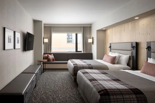 Junior, Studio, 2 Queen Beds, Street View، Peaks Hotel & Suites 3/10