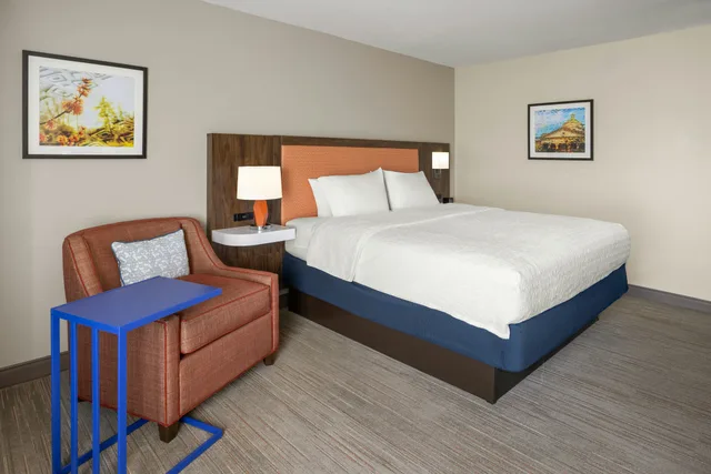 غرفة بسرير كينج، Hampton Inn Somerset, PA 1/3