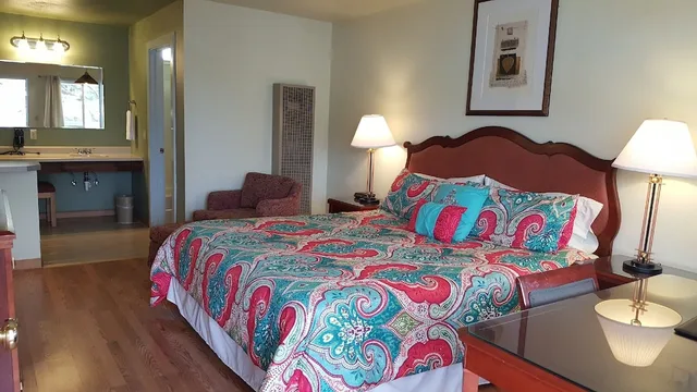 California, King Bed، Coast Inn and Spa Fort Bragg 1/1