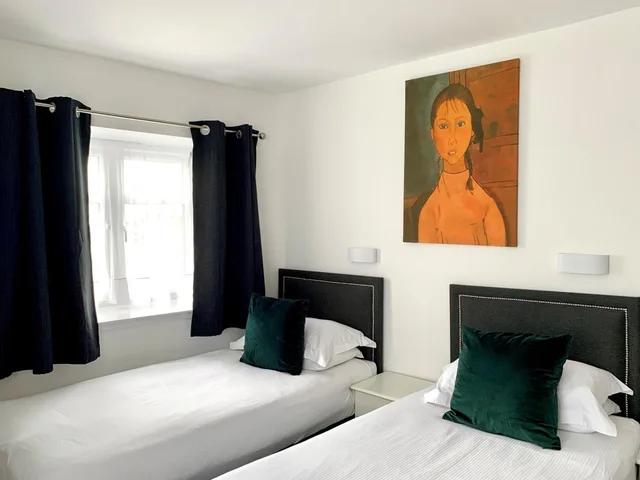 غرفة بسريرين منفصلين بمطبخ صغير، Sarum Hotel 1/10