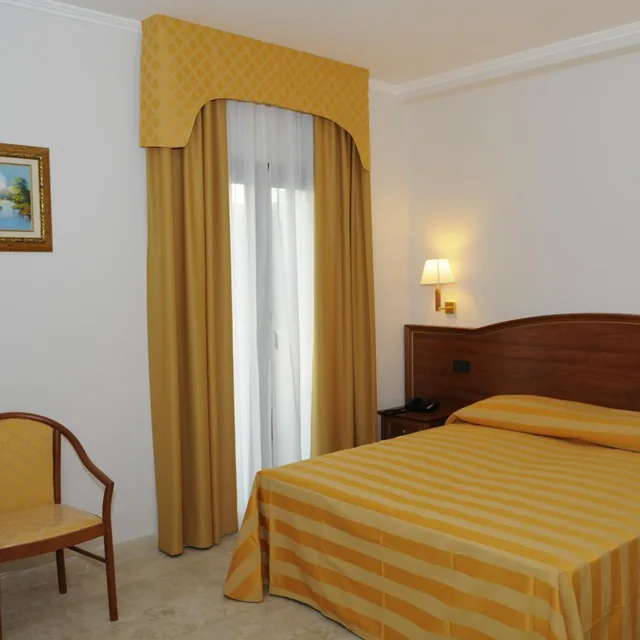 غرفة بسرير مزدوج مع سرير إضافي، Fashion Hotel 1/4