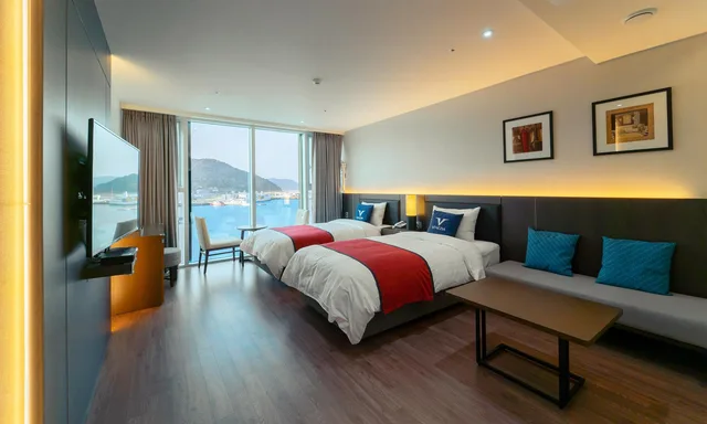 غرفة سوبيريور بسريرين منفصلين بإطلالة جزئية على البحر، Yeosu Venezia Hotel & Suites 1/1