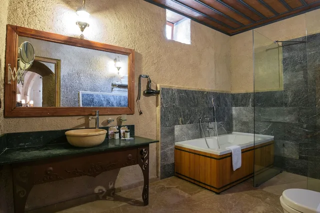 غرفة ديلوكس بسرير كينج بإطلالة على الفناء، Lunar Cappadocia Hotel 3/3