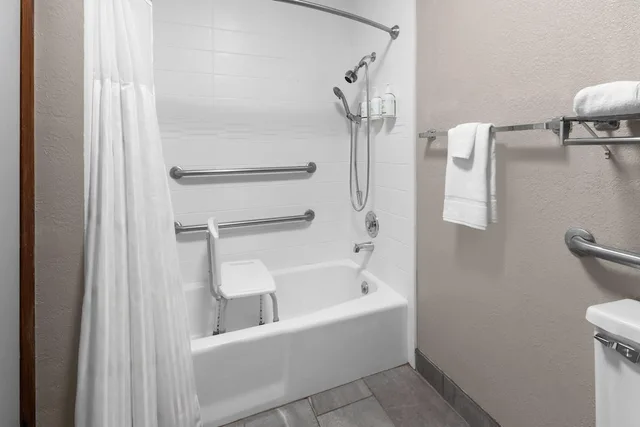 غرفة بسرير كوين لذوي الإعاقة، AmericInn by Wyndham Appleton Downtown 6/10