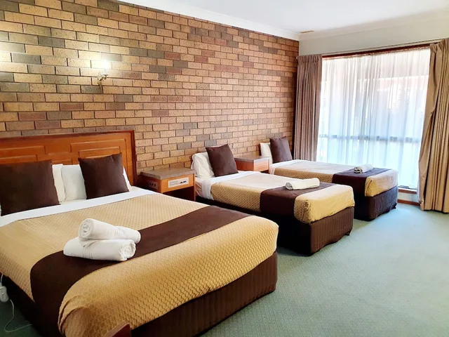 Family, Queen and Twin Beds, Golden Grain Motor Inn 1/2