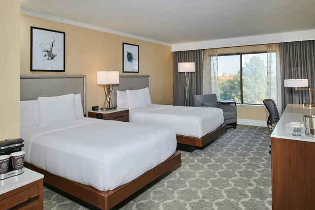 غرفة بسريرين مزدوجين بشرفة، Doubletree By Hilton Salt Lake City Airport Formerly Hilton Salt Lake City Airport 1/2