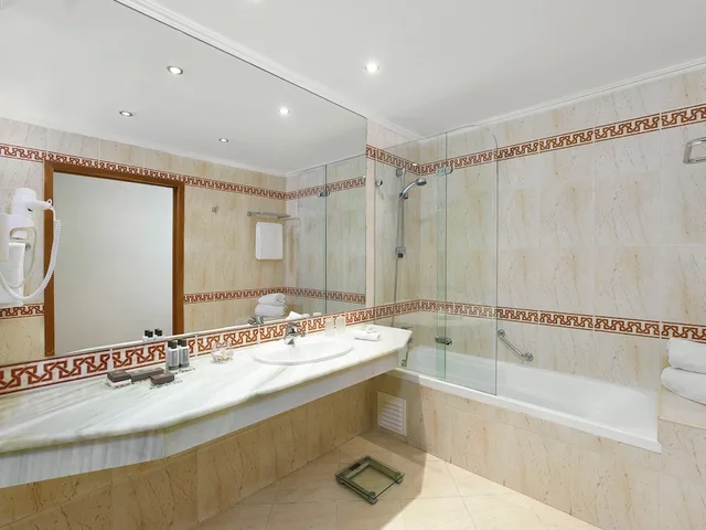Room, Queen Bed, Sea Side, Pool View، Ria Park Hotel & Spa 3/3