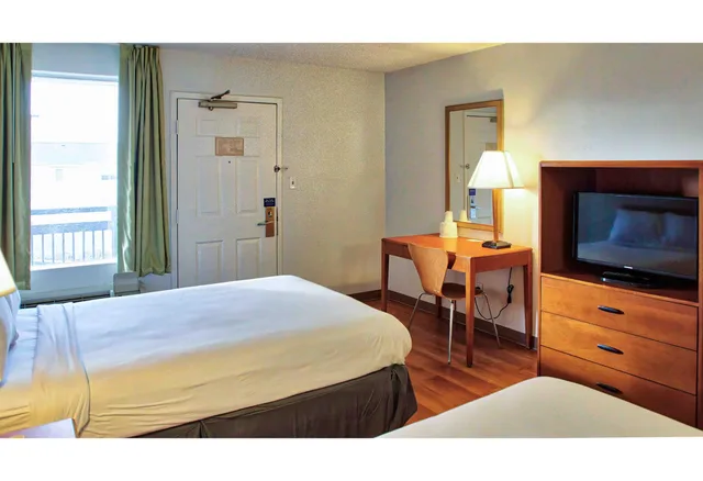 Room, Double Bed, Motel6 Buffalo, NY - Airport - Williamsville 1/4