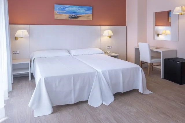 غرفة عائلية بسريرين منفصلين مع أريكة، GHT Balmes Hotel, Aparthotel & Splash 2/10