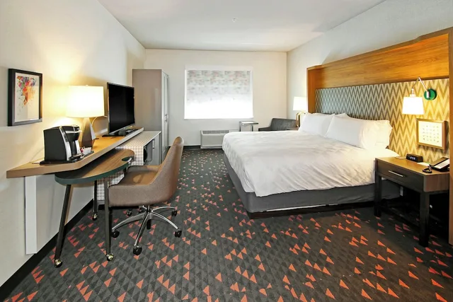 غرفة قياسية بسرير كينج مع أريكة، Holiday Inn & Suites Calgary Airport North 10/10