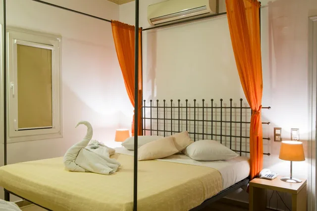 Royal, Suite, Indoor Jetted Tub، Antinea Suites and Spa 1/4