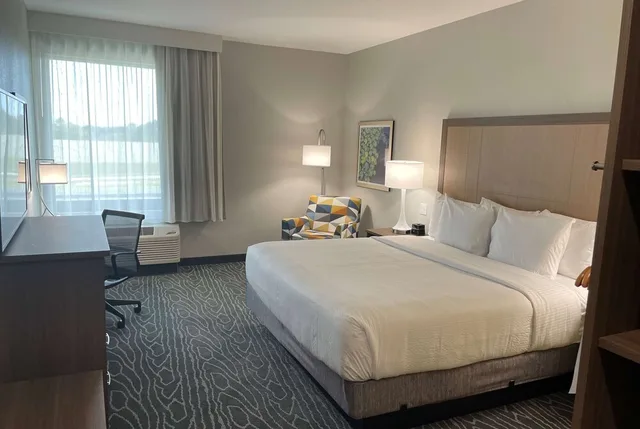 غرفة بسرير كينج لذوي الإعاقة، La Quinta Inn and Suites by Wyndham Valdosta 2/6