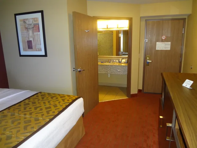غرفة قياسية بسريرين كوين، Best Western Plus Woodland Hills Hotel Suites 5/8