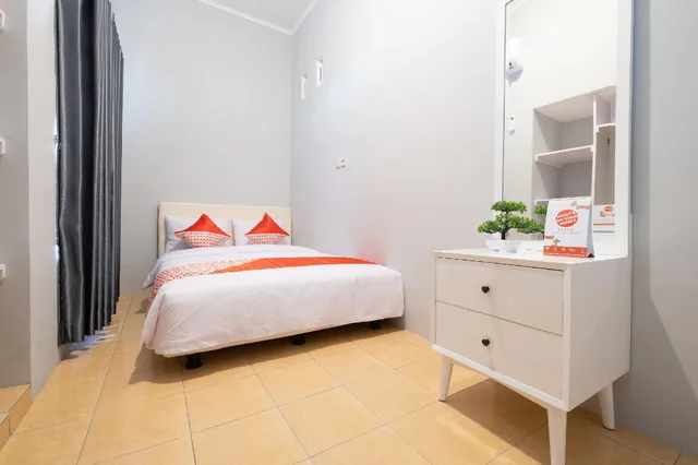 غرفة بسرير مزدوج، OYO 2727 Nareswari Guest House 1/1