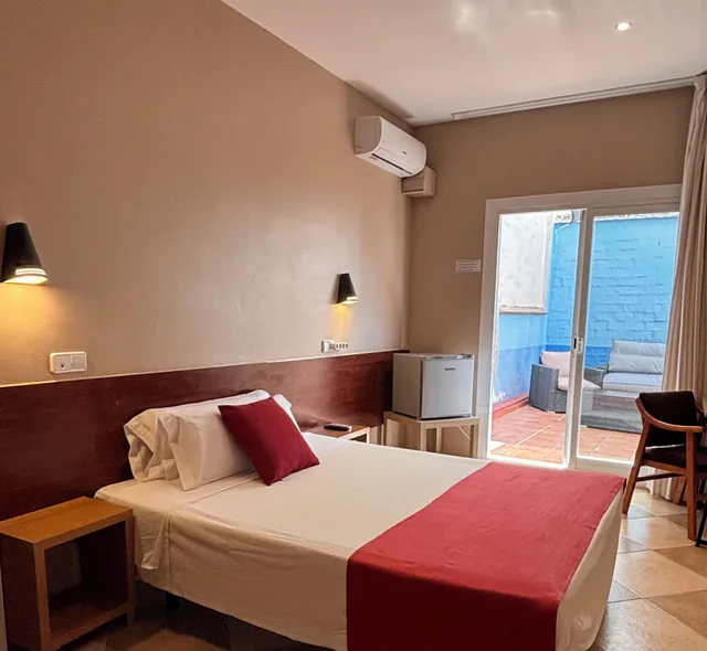 غرفة قياسية بسرير مزدوج بشرفة، Hotel Piccadilly Sitges 2/4