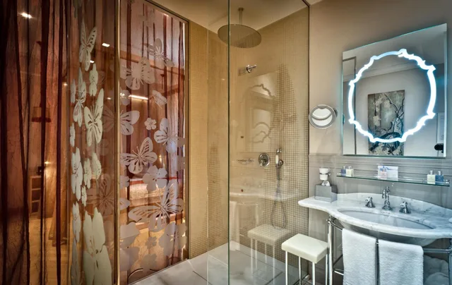 غرفة تنفيذية بسرير كوين، Chateau Monfort 4/6