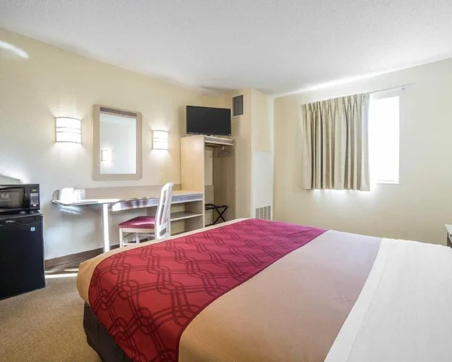 غرفة بسرير كوين بغرفة نوم واحدة، Econo Lodge Belle Fourche, SD 6/9