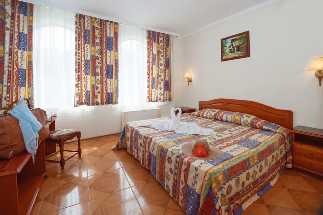 شقة أساسية بسرير كوين بإطلالة على المدينة بشرفة بغرفة نوم واحدة مع أريكة، Villa List 3/7