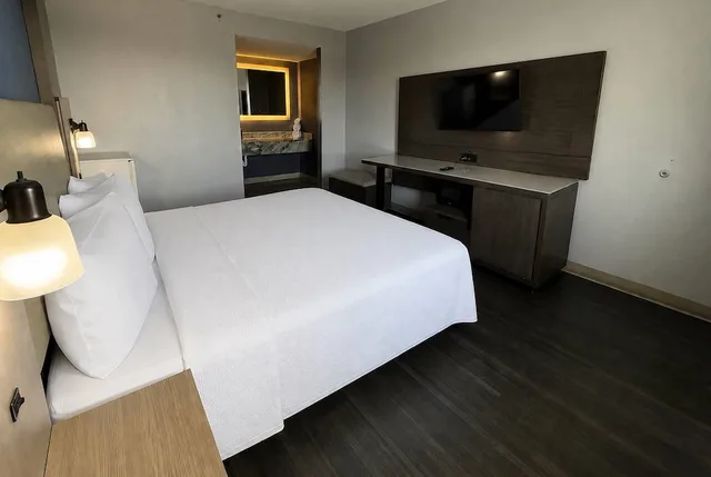 Upgrade, Deluxe, King Bed، Days Inn by Wyndham El Paso Airport East 1/10